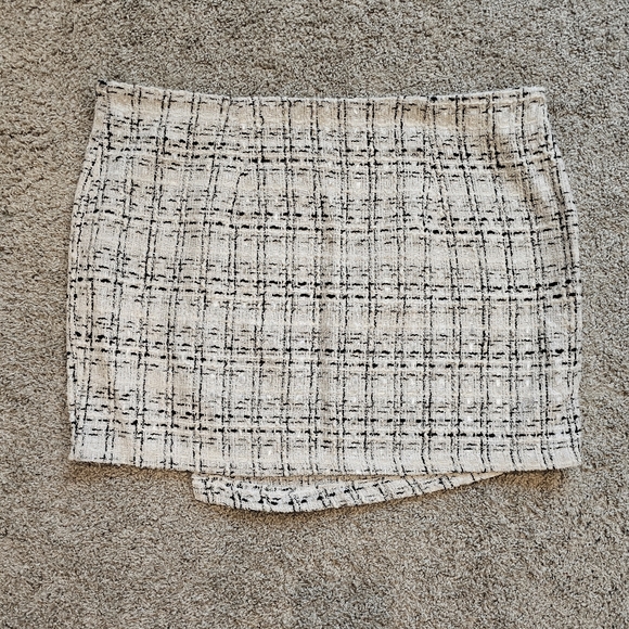 Plaid Print Cropped Mini Skirt with Pearl Embellishments - Picture 5 of 7